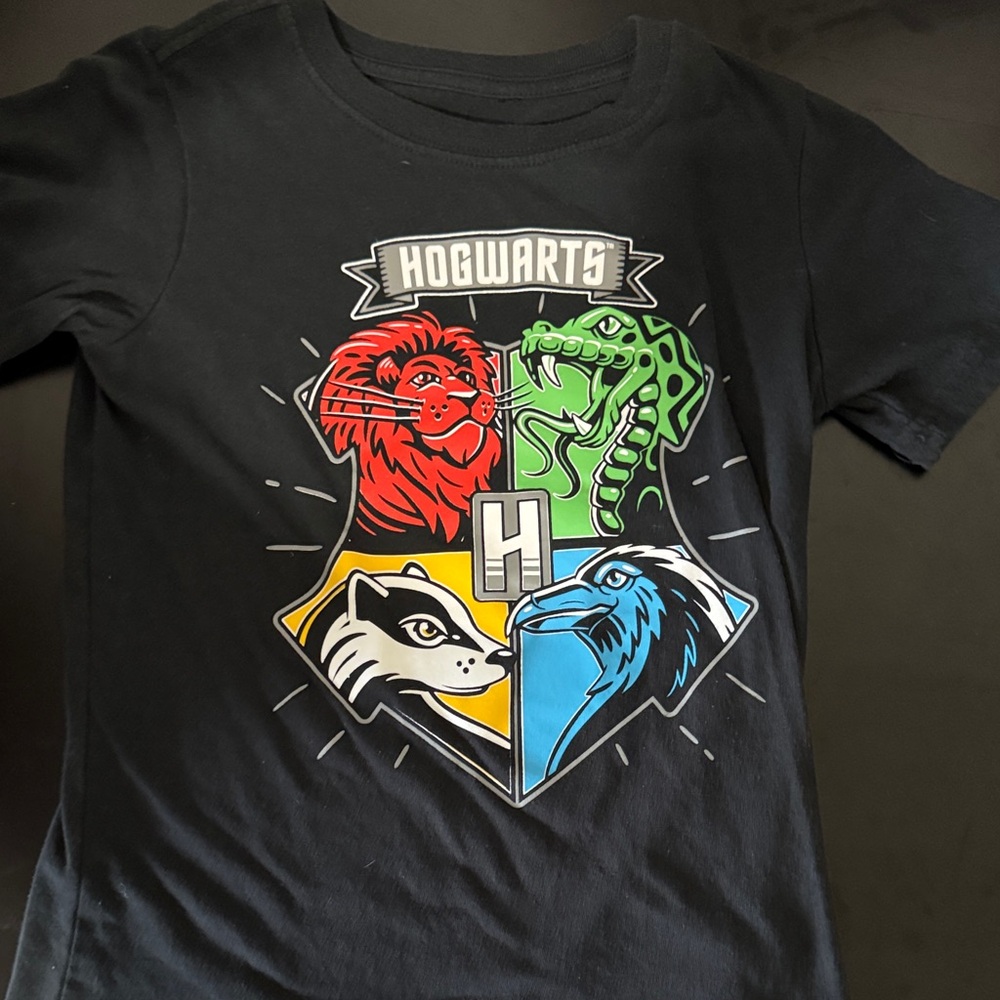 Old Navy Black and Red Short Sleeve Tees